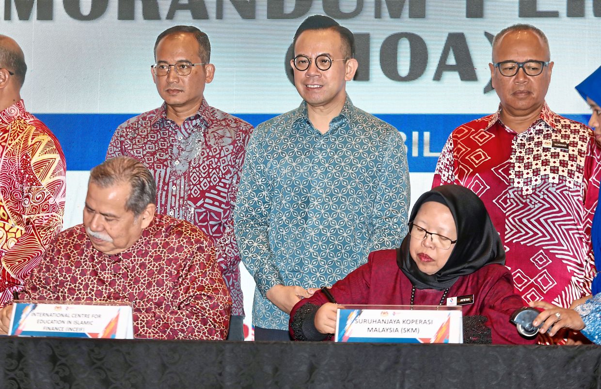 Ethical governance: Sim (centre) witnessing the signing ceremony between the Malaysia Co-operative Societies Commission and INCIEF University. — LOW LAY PHON/The Star