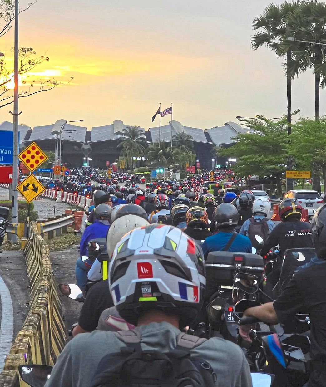 Not moving: Thousands of commuters stuck in massive traffic snarls at the Sultan Abu Bakar Customs Immigration and Quarantine complex in the Second Link in Johor due to the immigration system breakdown. — Photo from social media