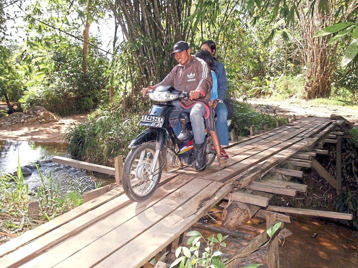 An Indonesian family crossing the border at the town of Serikin in Sarawak. Easy travel, especially across porous borders, can help facilitate the spread of malaria, while complicating monitoring and containment measures.