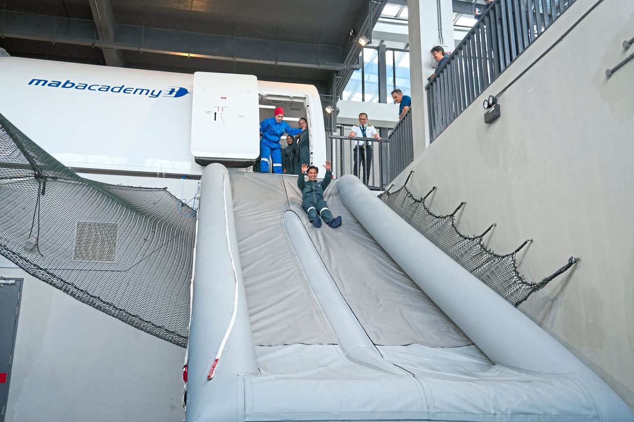 A slide drill may look ‘fun’ during training, but in a real emergency,passengers may panic and even fumble.