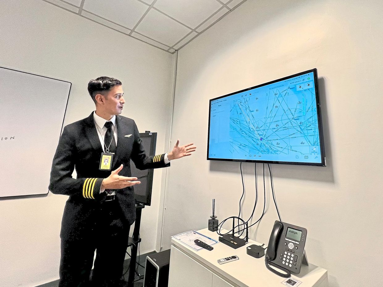 Capt Joshua showing the group an example of what a structured route looks like. — GISELE SOO