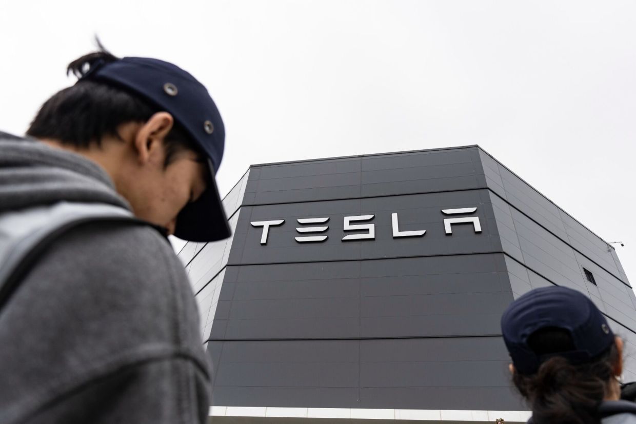 Musk offers amends for Teslas lacking the ability to self-drive