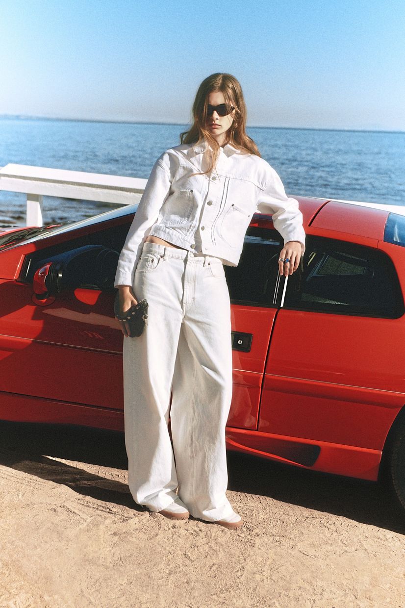 Relaxed, high-rise wide leg jeans paired with a short white jacket of the same cotton denim material create a flowing, streamlined fit. Photo: Ralph Lauren