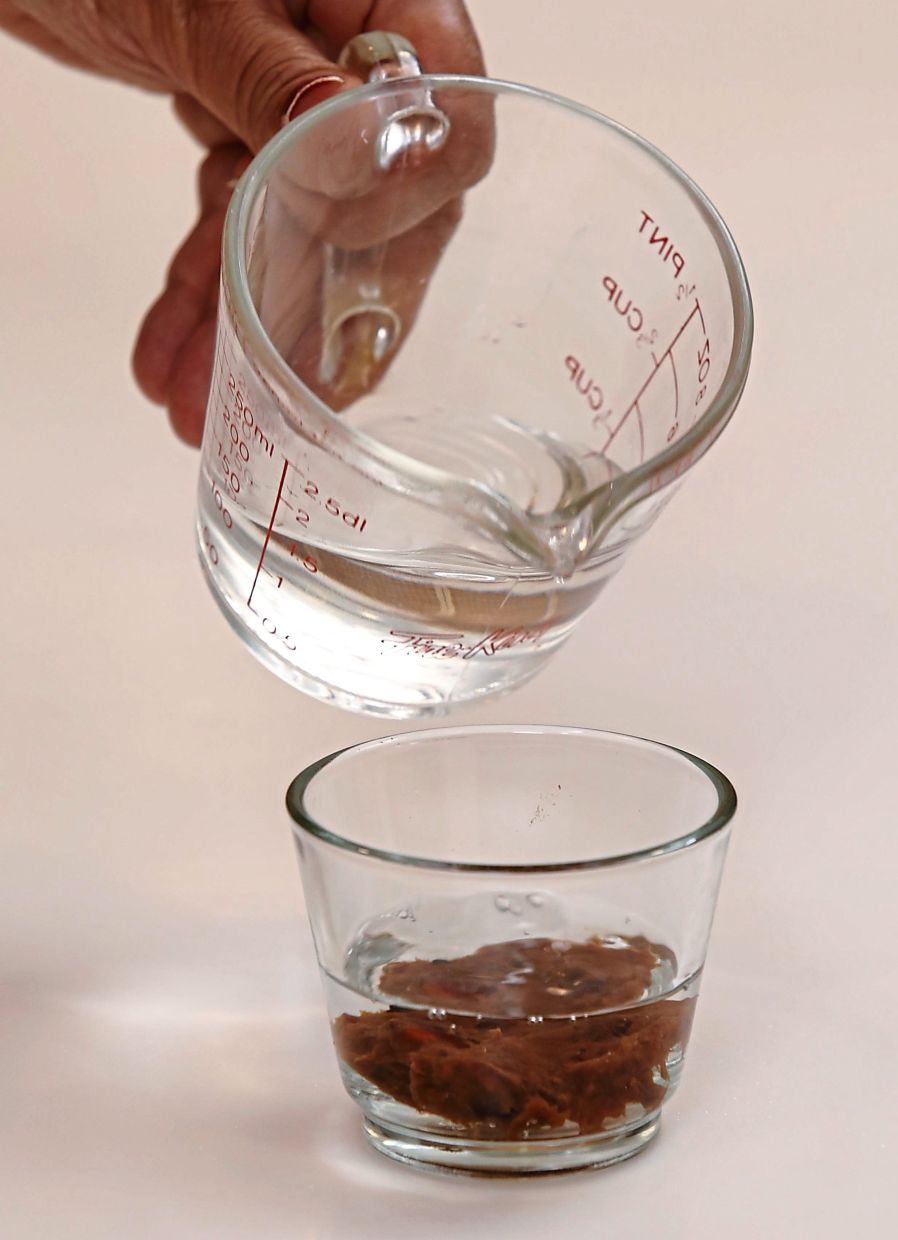 Extracting tamarind juice from ‘asam jawa’ in water.— SAMUEL ONG/The Star