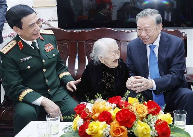 Party General Secretary, State President To Lam (right) and Minister of National Defence Gen. Phan Van Giang visit Heroic Vietnamese Mother Huynh Thi Me in Hoa Cuong ward, Danang city.
