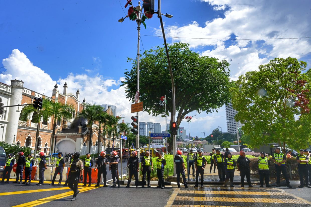 Tussle breaks out between protesters, cops at rally after Rafizi ...