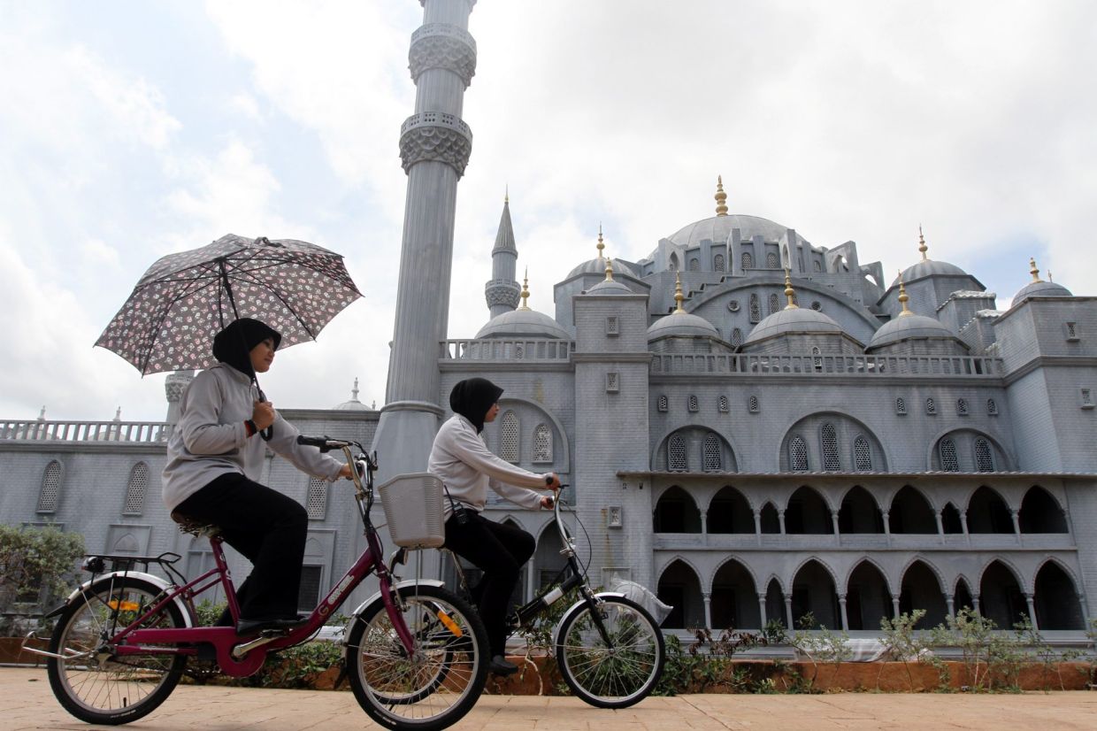 Due to its small population, the Indian community has to find a sense of community beyond its own.