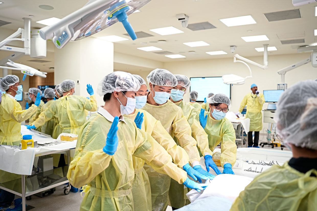 Students of the Lee Kong Chian School of Medicine take the anatomy pledge, affirming their respect for the human body and their commitment to medical practice. Photo: Lee Kong Chian School of Medicine