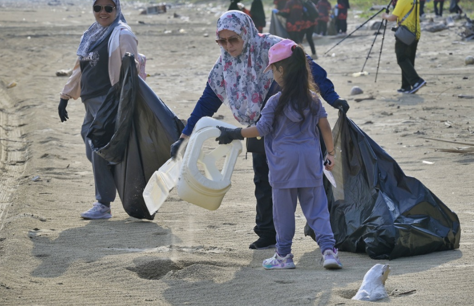 The clean-up focused on collecting various types of marine debris, including plastic bags, cans and plastic bottles.