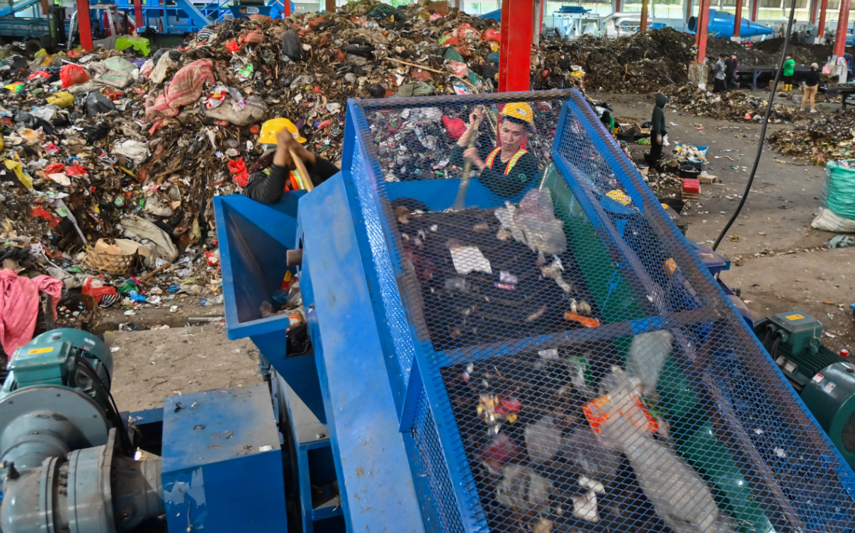 Piles of garbage have become a common sight on roadsides. Some of these piles emit a foul odor. The river has become a favourite dumping spot with trash uncollected for weeks or even months.