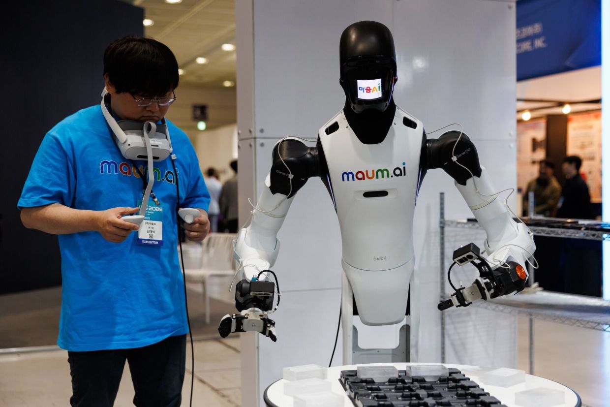 A Maum.AI humanoid robot at the World IT Show in Seoul, South Korea. -- Photographer: Cho Seong Joon / Bloomberg