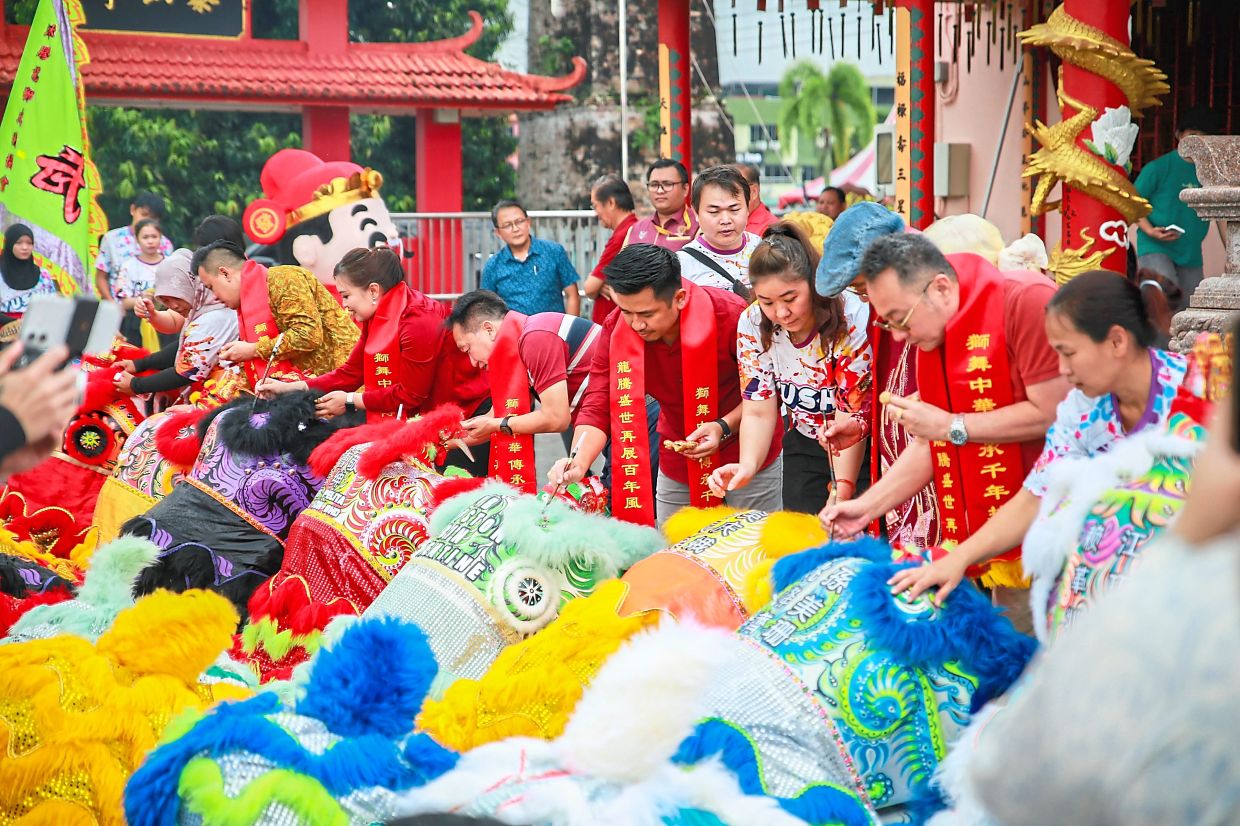 A mass eye-dotting event of the troupe’s lion head.
