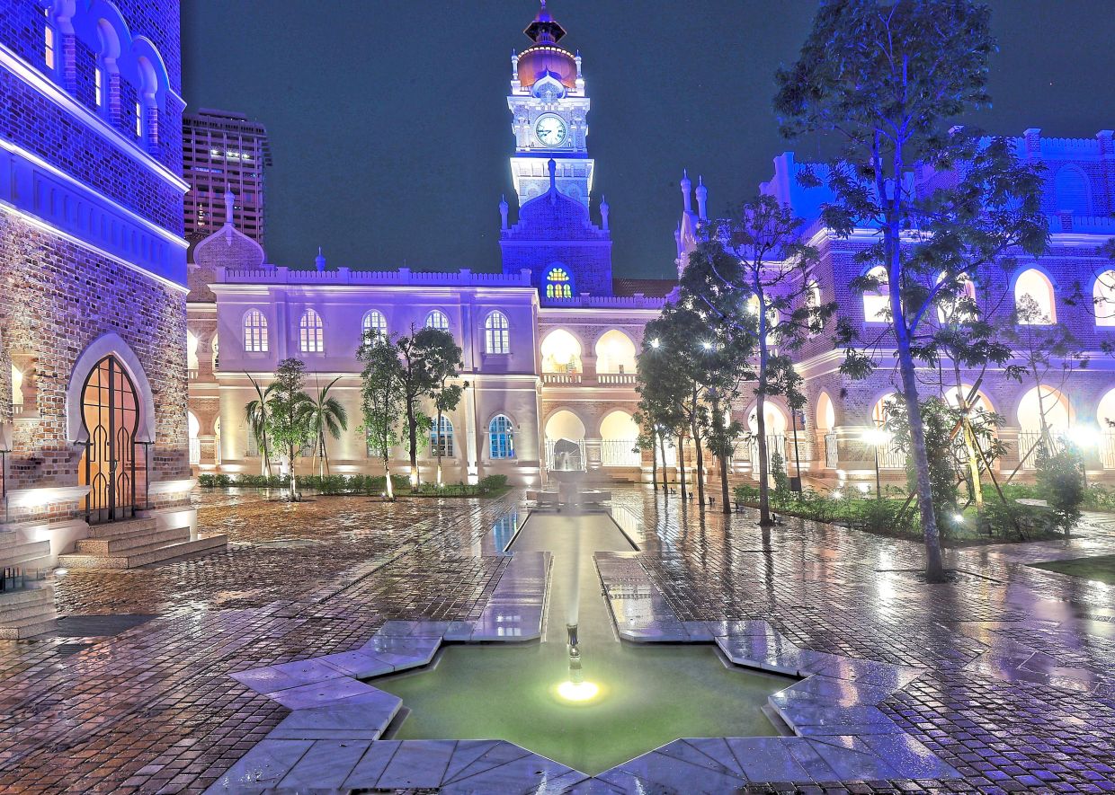 Bangunan Sultan Abdul Samad along Jalan Raja stands apart for its role as a silent witness to the nation’s birth.