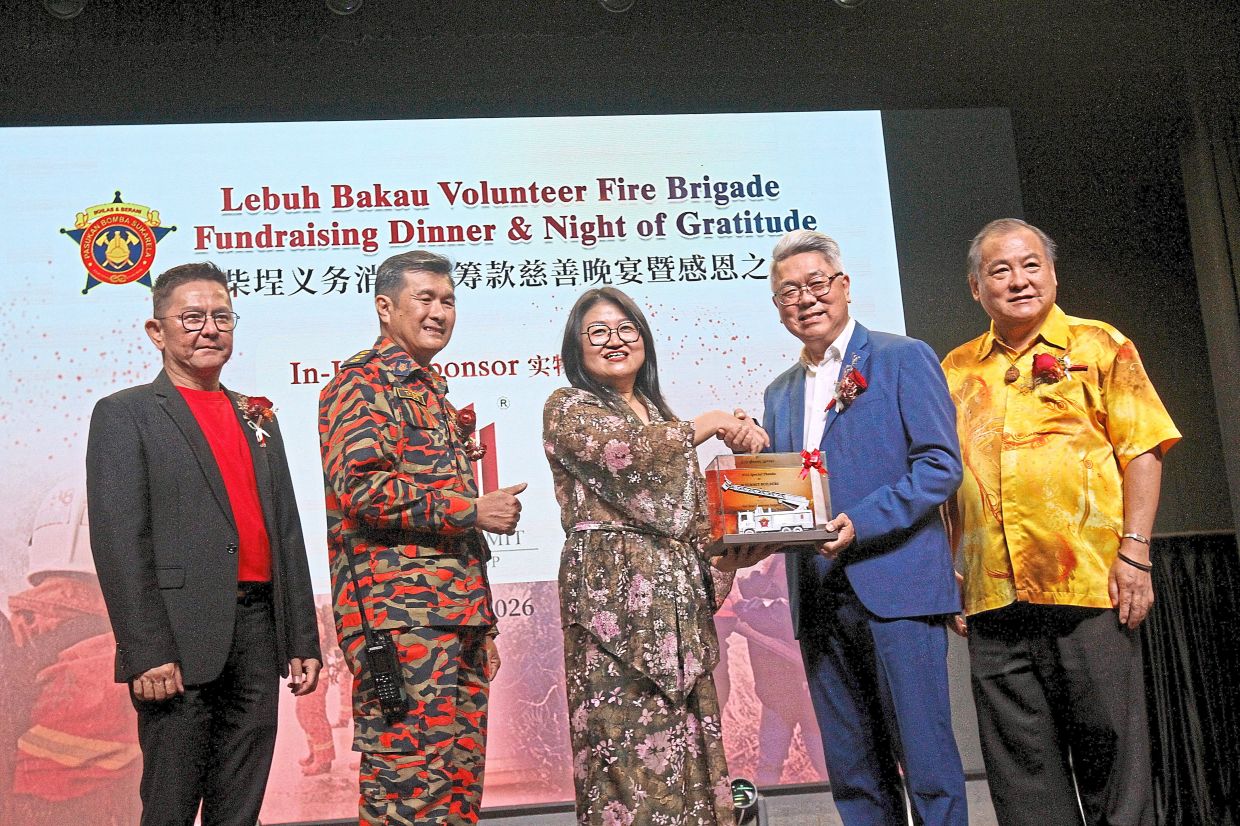 Lim (centre) receiving a token of appreciation from Moh. With them are (from left) Tan, Theam Hock and Koid. — Photos: LIM BENG TATT/The Star