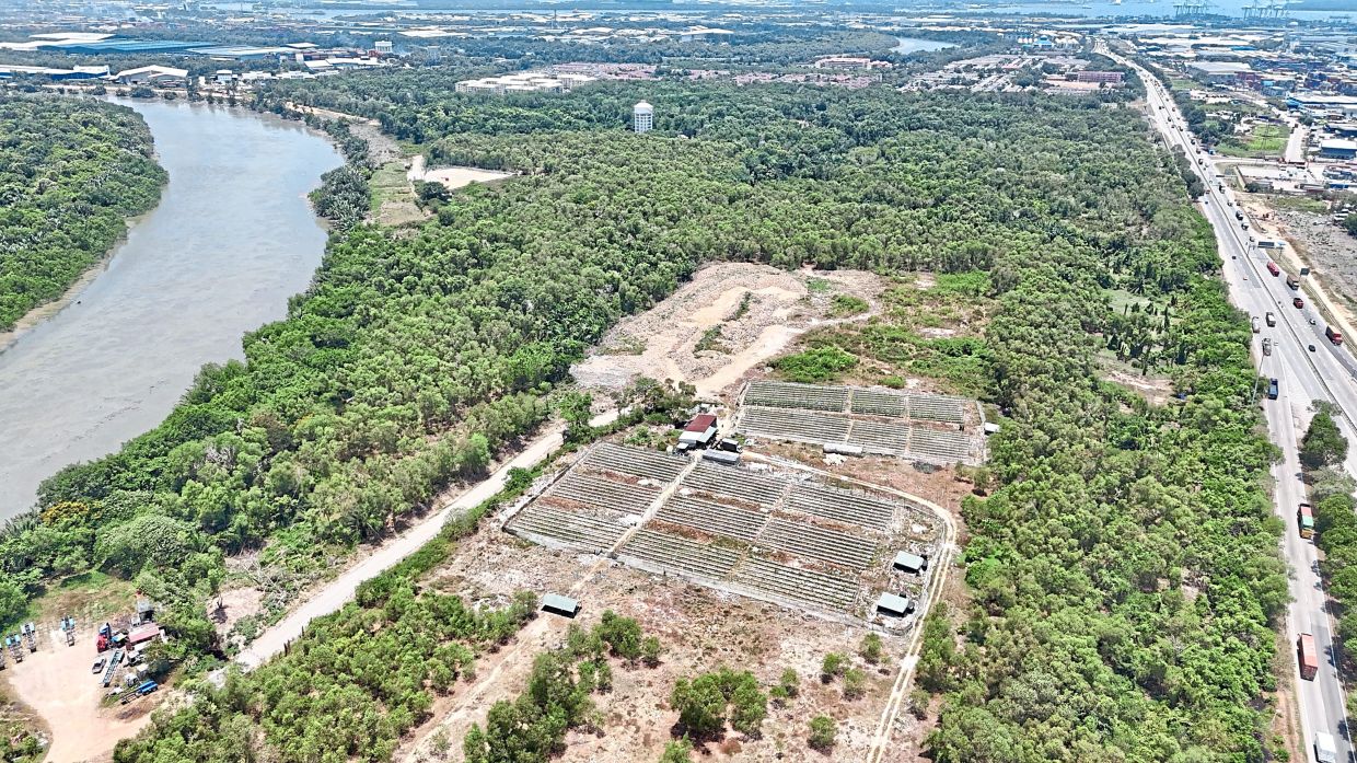 Aerial view of the Telok Kapas landfill and surroundings.