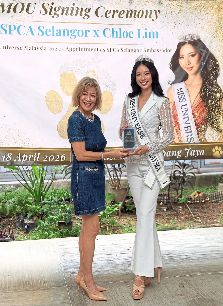 Chin (left) presenting a token of appreciation to Lim, who has been appointed SPCA Selangor ambassador.