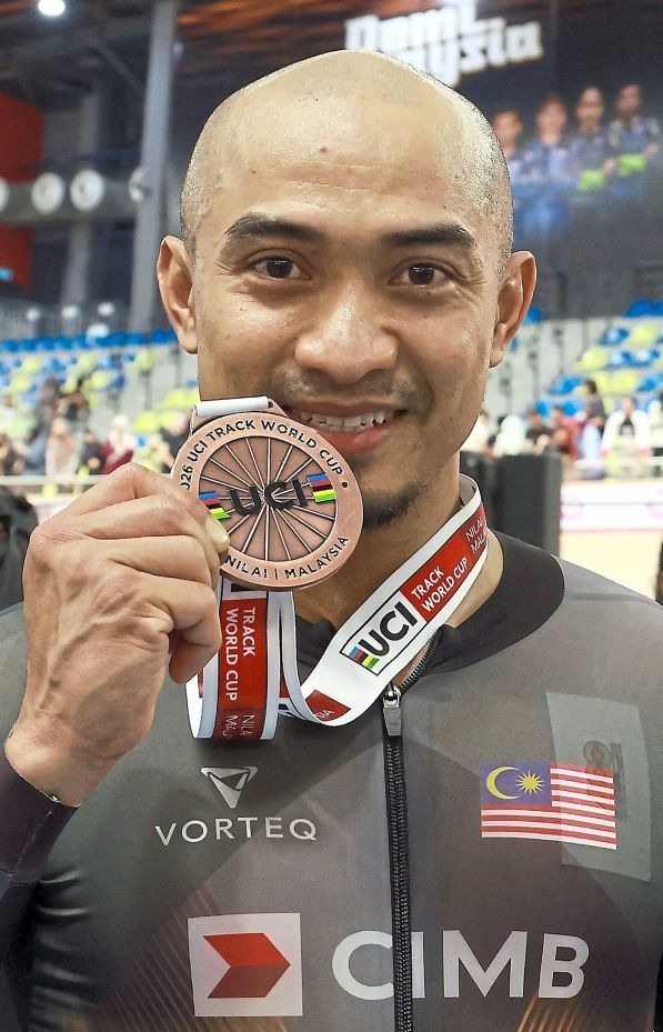 On a high: Azizulhasni Awang showing off his bronze medal in sprint at the Track World Cup in Nilai yesterday.— MUHAMAD SHAHRIL ROSLI/The Star