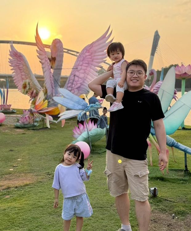Wong spending a day out in Putrajaya with his daughters, five-year-old Wong Wey Xuan and one-year-old Wong Wey Le.