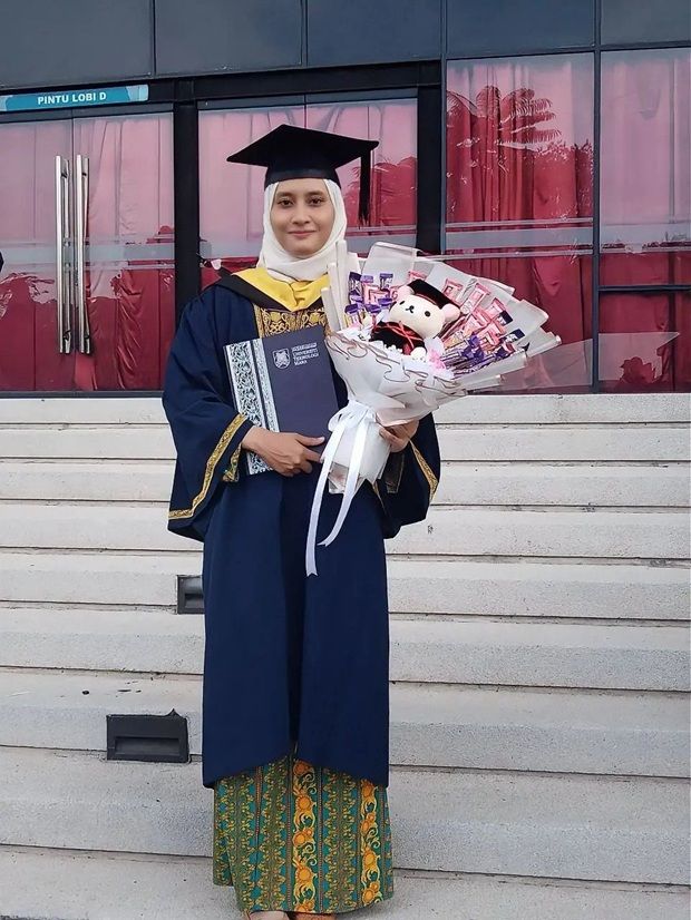 Fatin celebrating her graduation held at UiTM Shah Alam.