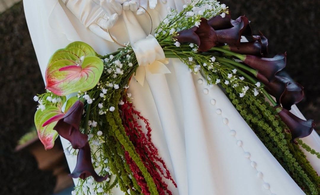 Floral purse bouquets blend personal style, sentiment, and statement-making fashion into one modern alternative to tradition.