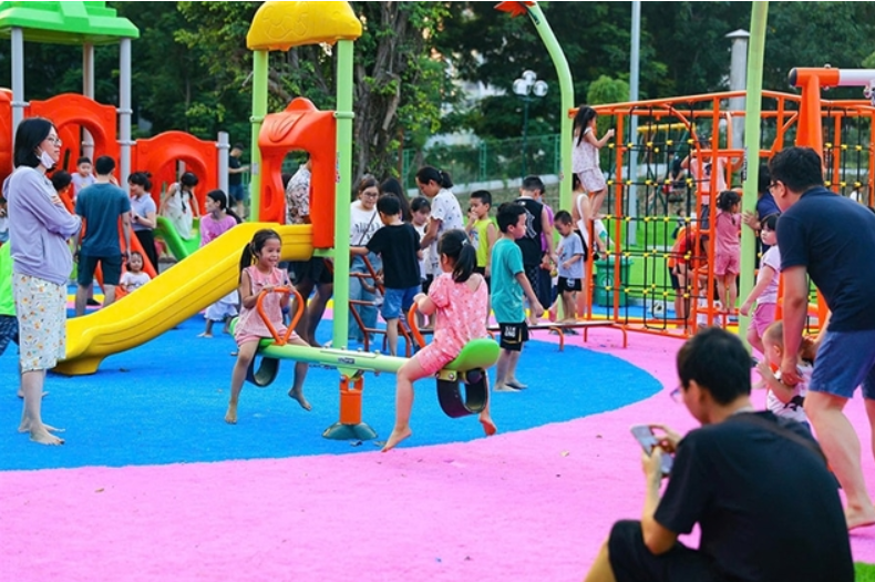 Children in Hsnoi's Cau Giay Park. — hanomoi.vn