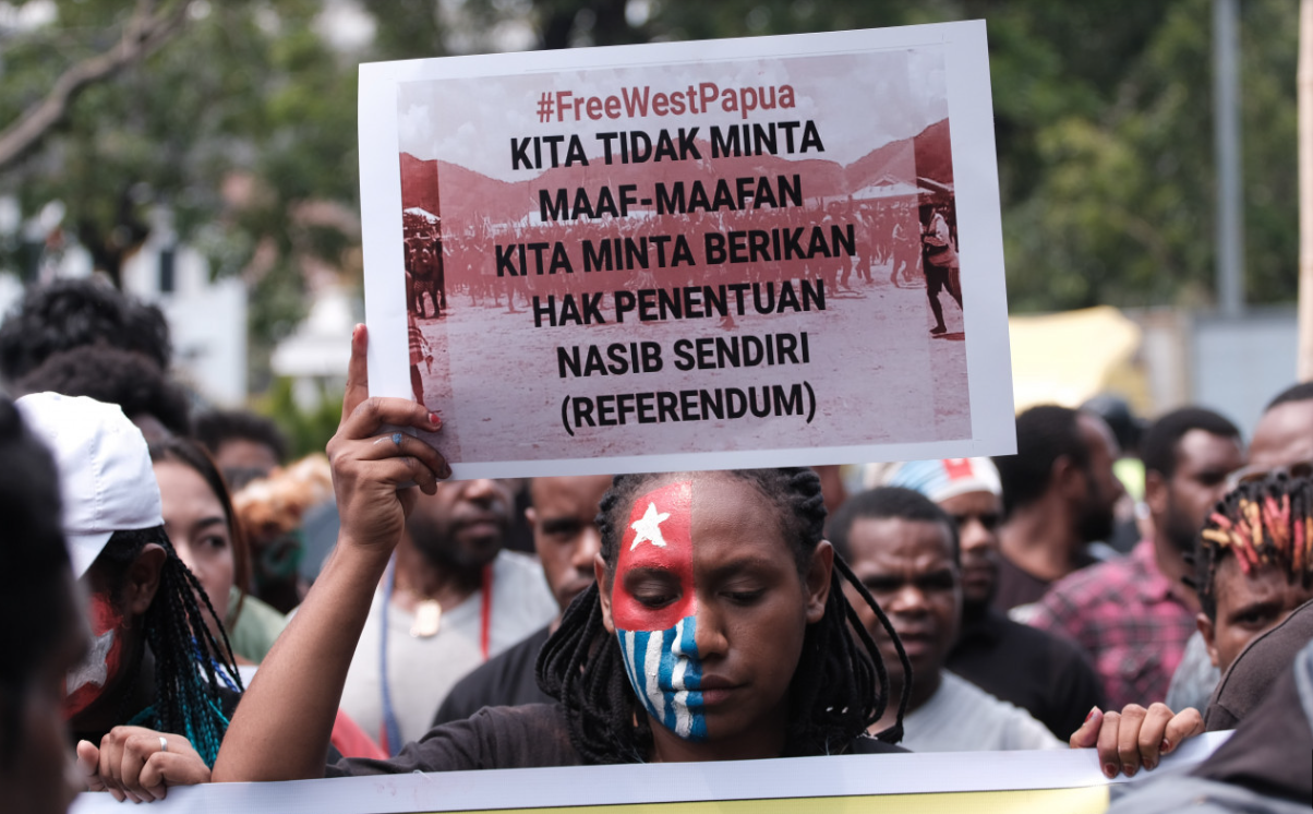 Bentrokan di Papua Indonesia saat ratusan protes kehadiran militer