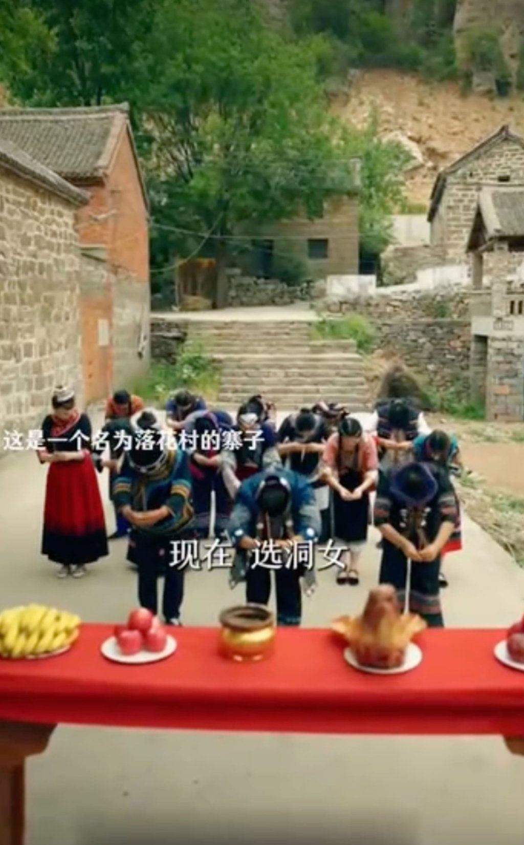 Another modern day depiction of the tradition shows villagers making offerings to the deity. - Photo: bilibili