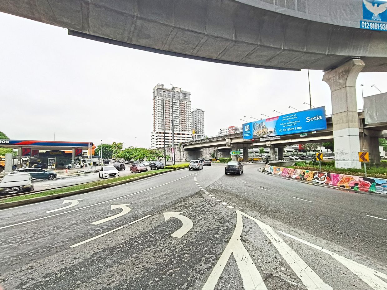 There are calls for the left turn from Persiaran Kewajipan to Persiaran Jengka (SS14-bound) on Bulatan Kewajipan to be widened, with a divider installed to separate left-turning vehicles from those entering the roundabout.