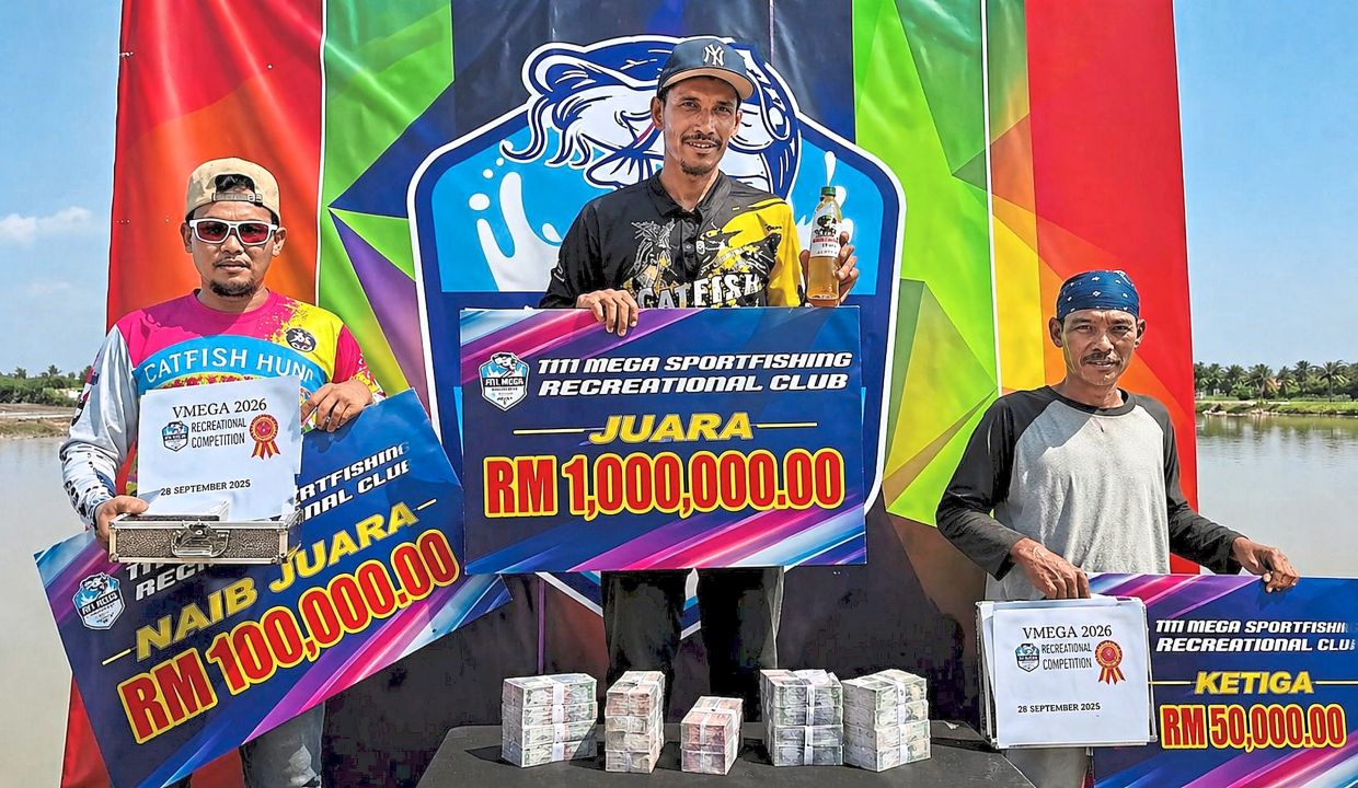Different kind of catch: (From left) Vitt, Muhammad Khalish and Norizam Masnan bagged cash prizes for catching catfishes at ponds in Alor Setar. — Photo taken from Kedahkini’s Facebook page