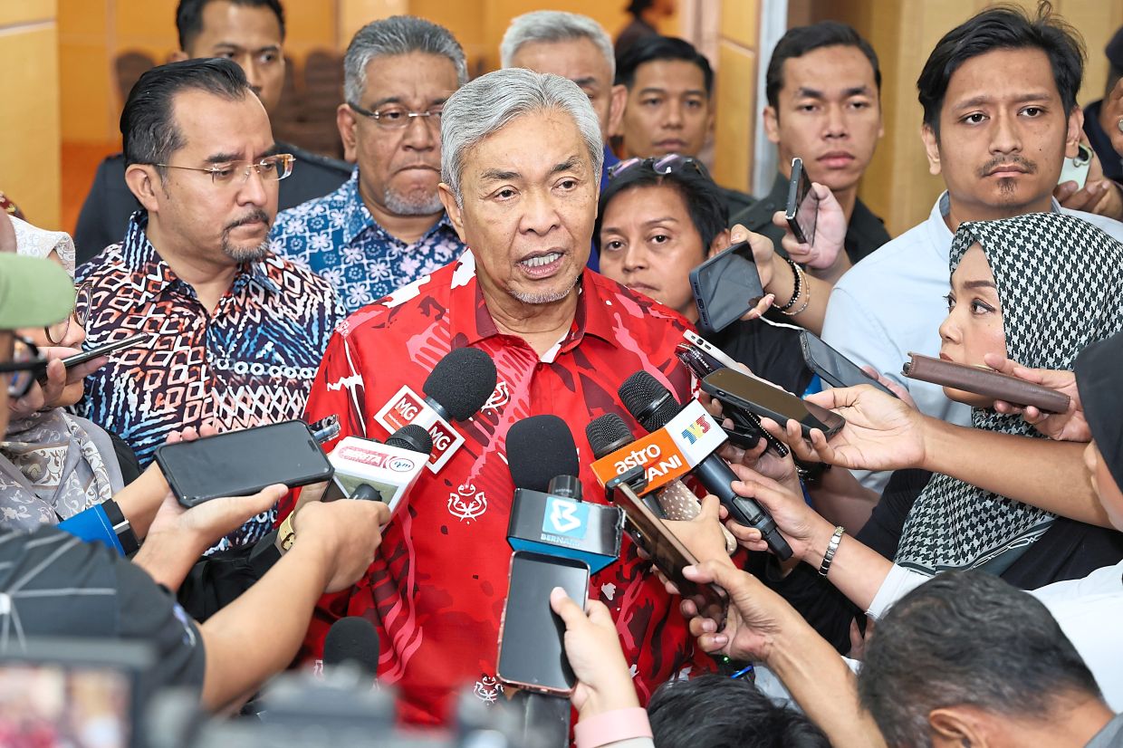The decision by the 14 Barisan Nasional assemblymen from Negri Sembilan to withdraw their support for the state government was made independently, says coalition chairman Datuk Seri Dr Ahmad Zahid Hamidi.