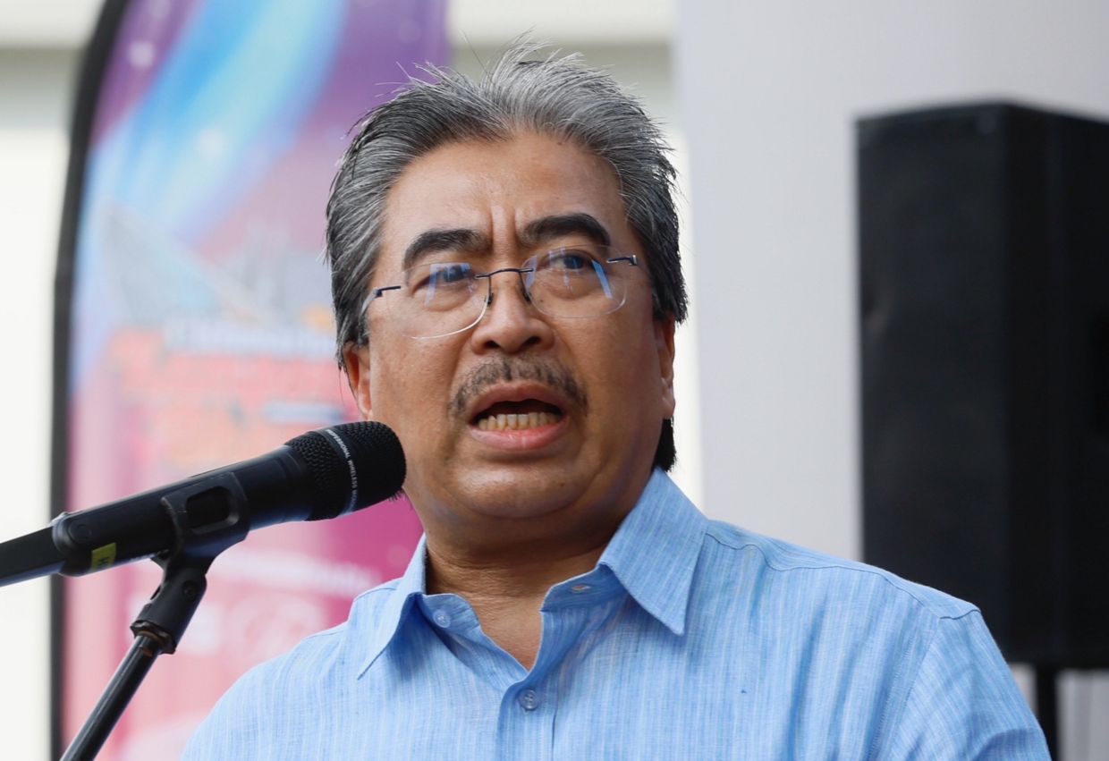 Political stability must be prioritised to address current economic challenges amid the ongoing global oil crisis, says Johari Abdul Ghani.