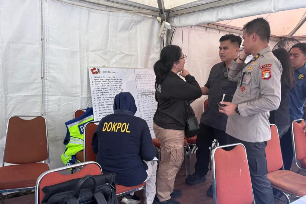 A police post outside the Bekasi Regional Public Hospital in West Java on April 28, with a whiteboard containing the names of the victims of the train accident. - ST/ Karina Tehusijarana