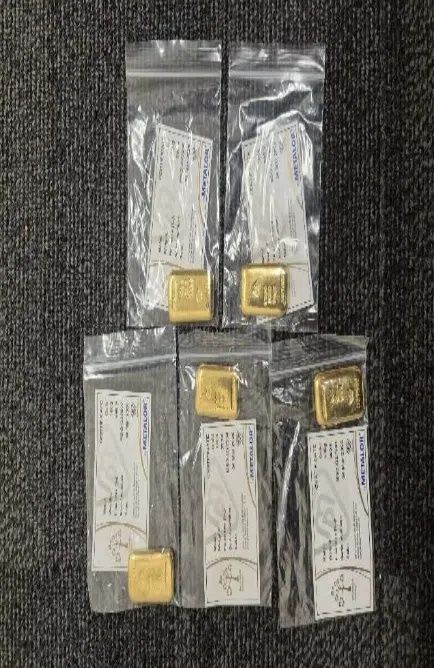  A 71-year-old victim was on his way to hand over around S$100,000 worth of gold bars to a suspected scammer when the police intervened. - Photo: SINGAPORE POLICE FORCE