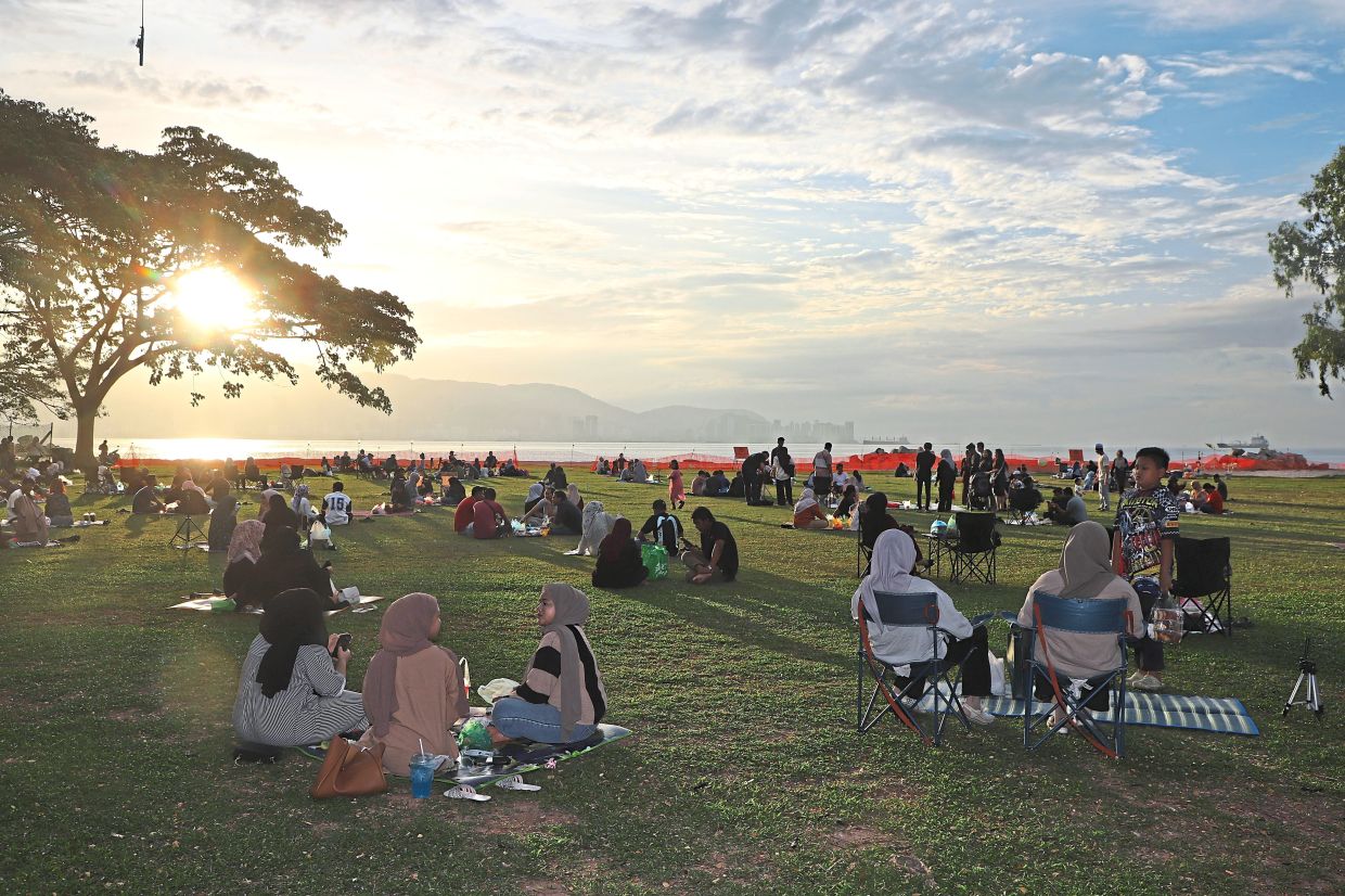 The grassy open space at Pantai Bersih offers great views of Penang island, making it a popular spot for picnics.
