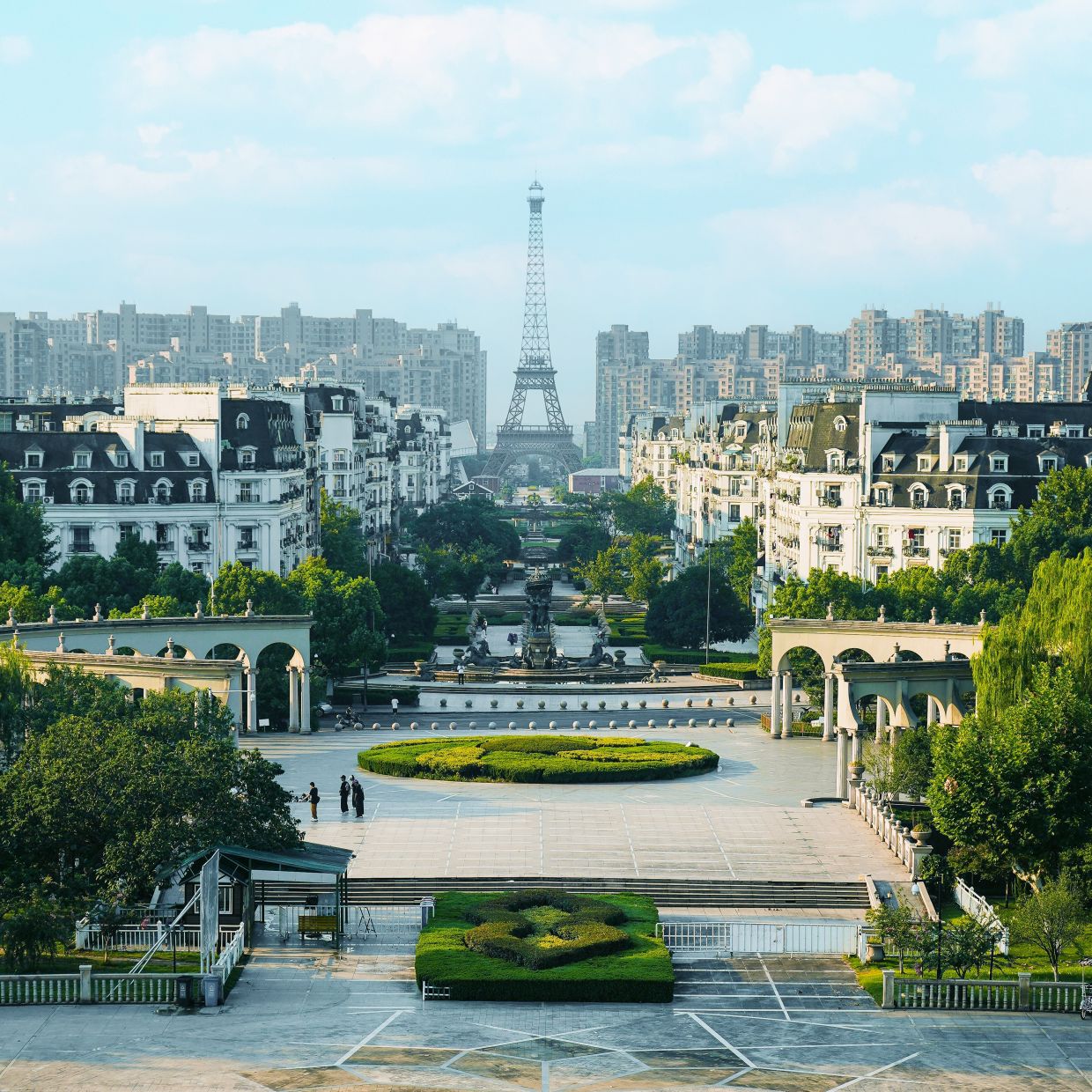 One of Shenzhen’s most iconic attractions, Window of the World features scaled replicas of famous global landmarks such as the Eiffel Tower and the Pyramids.