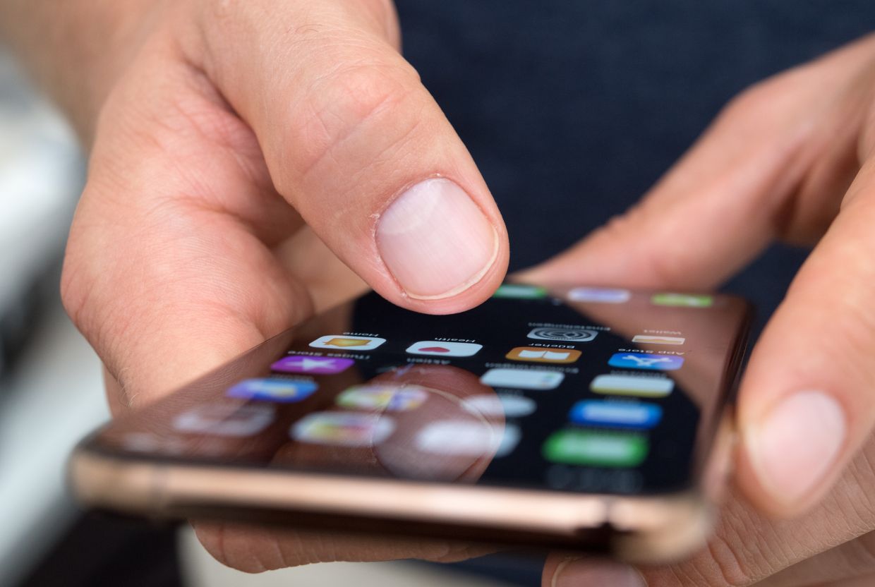 Hundreds of people have reported being unable to log into their accounts and unable to send or receive messages via the email service on Monday.