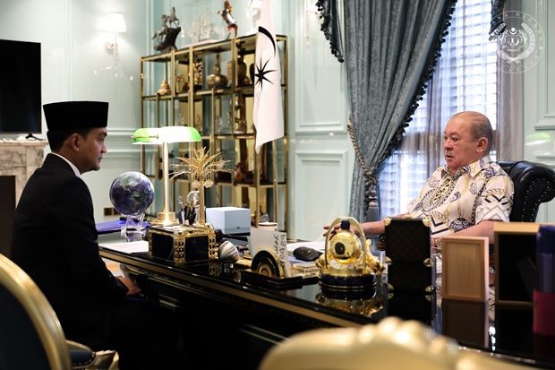 During the meeting, His Majesty was briefed on matters relating to state development, the well-being of the people and current issues.