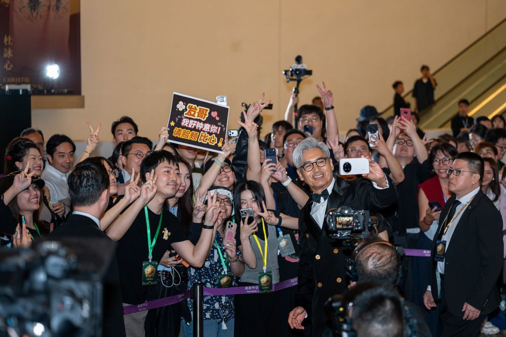 Chow graciously took photos with fans at the ceremony, despite the tight schedule. Photo: Handout