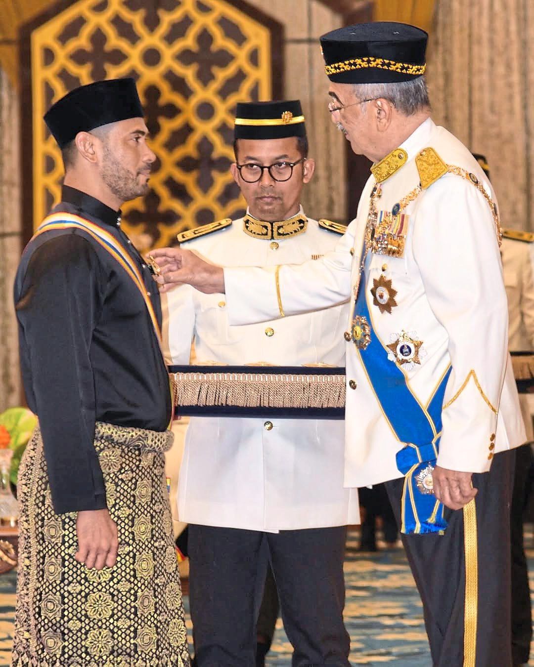 In 2024, the actor received the Darjah Pangkuan Seri Melaka (DPSM) medal that carries the ‘Datuk’ title from Melaka Yang di-Pertua Negeri Tun Mohd Ali Rustam. (Right) The actor with wife, Ezza, and son, Tuah Alam. Photo: Remy Ishak/Instagram