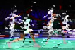 Aaron and Co miss top spot after Japan defeat