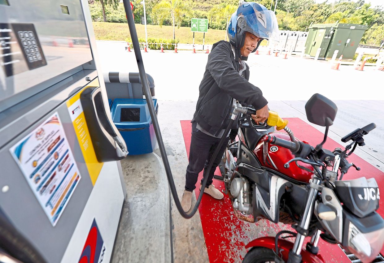People should not simply make videos and accuse stations of selling subsidi­sed petrol to foreigners, says the Petroleum Dealers Association of Malaysia.