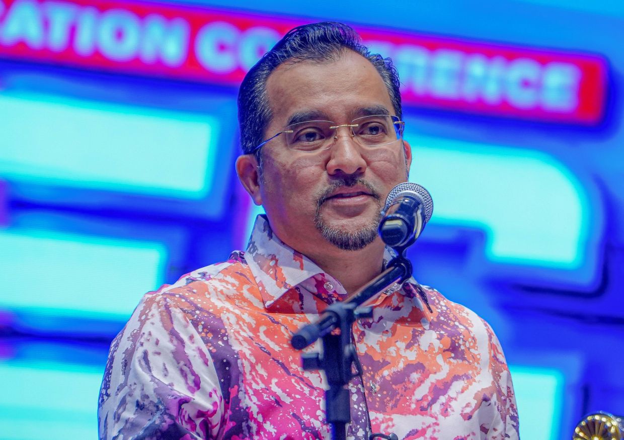 A meeting between Umno and Pakatan Harapan should be held immediately to resolve issues surrounding the Negri Sembilan administration crisis, says Datuk Dr Asyraf Wajdi Dusuki.