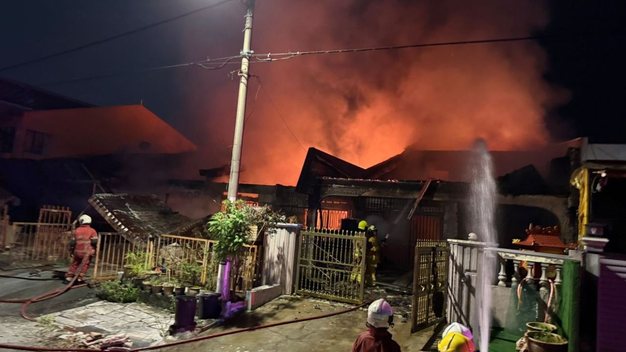 A 53-year-old man died in a fire that destroyed five single-storey houses on Thursday (April 30).