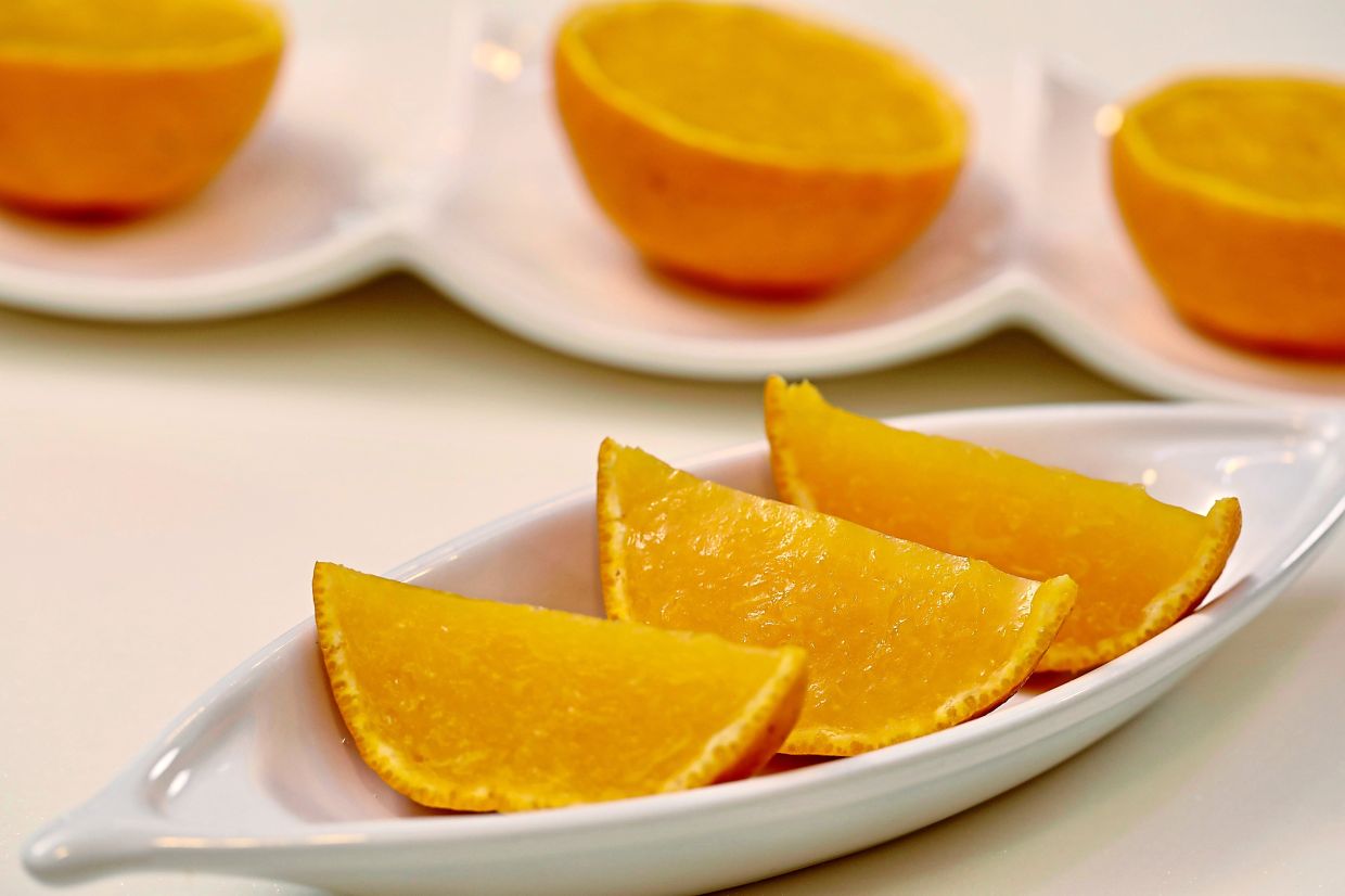 When we crave oranges, we imagine enjoying a juicy orange coloured fruit.

But some say oranges aren’t even supposed to be naturally orange in the first place. Are these claims true?