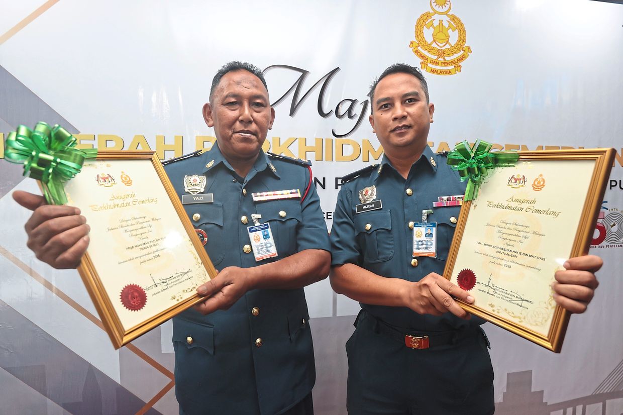 A veteran who has served for 35 years was awarded the Excellent Service Award (APC) by the Fire and Rescue Department.