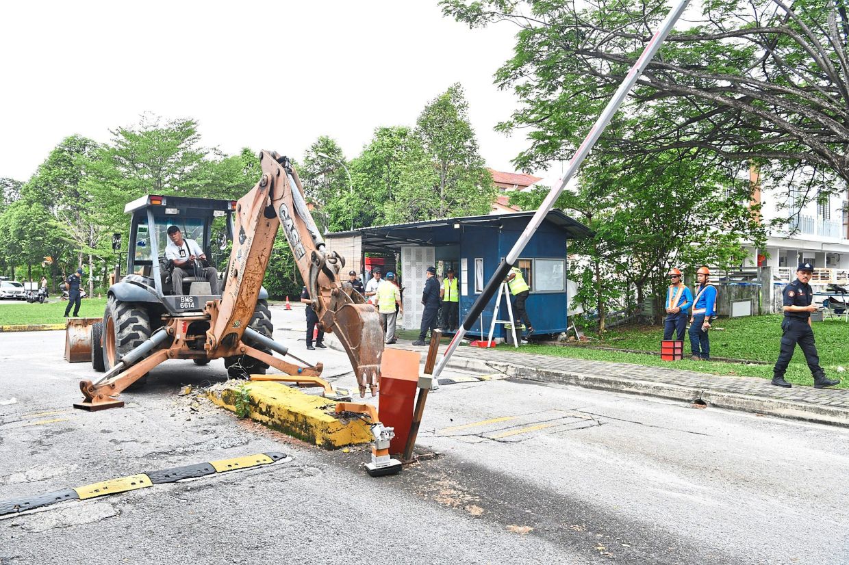 Subang Jaya City Council (MBSJ) demolished an illegal guardhouse at Taman Tasik Prima in Puchong, Selangor, during a joint council operation last month.