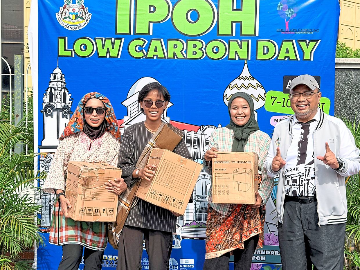 Zulqarnain (right) posing with ‘Triple A’ which won first prize in the team games. 