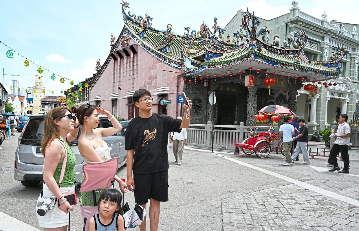 Sunny weather, savoury food and rich local heritage are drawing waves of tourists from China to Penang during the Labour Day holiday.