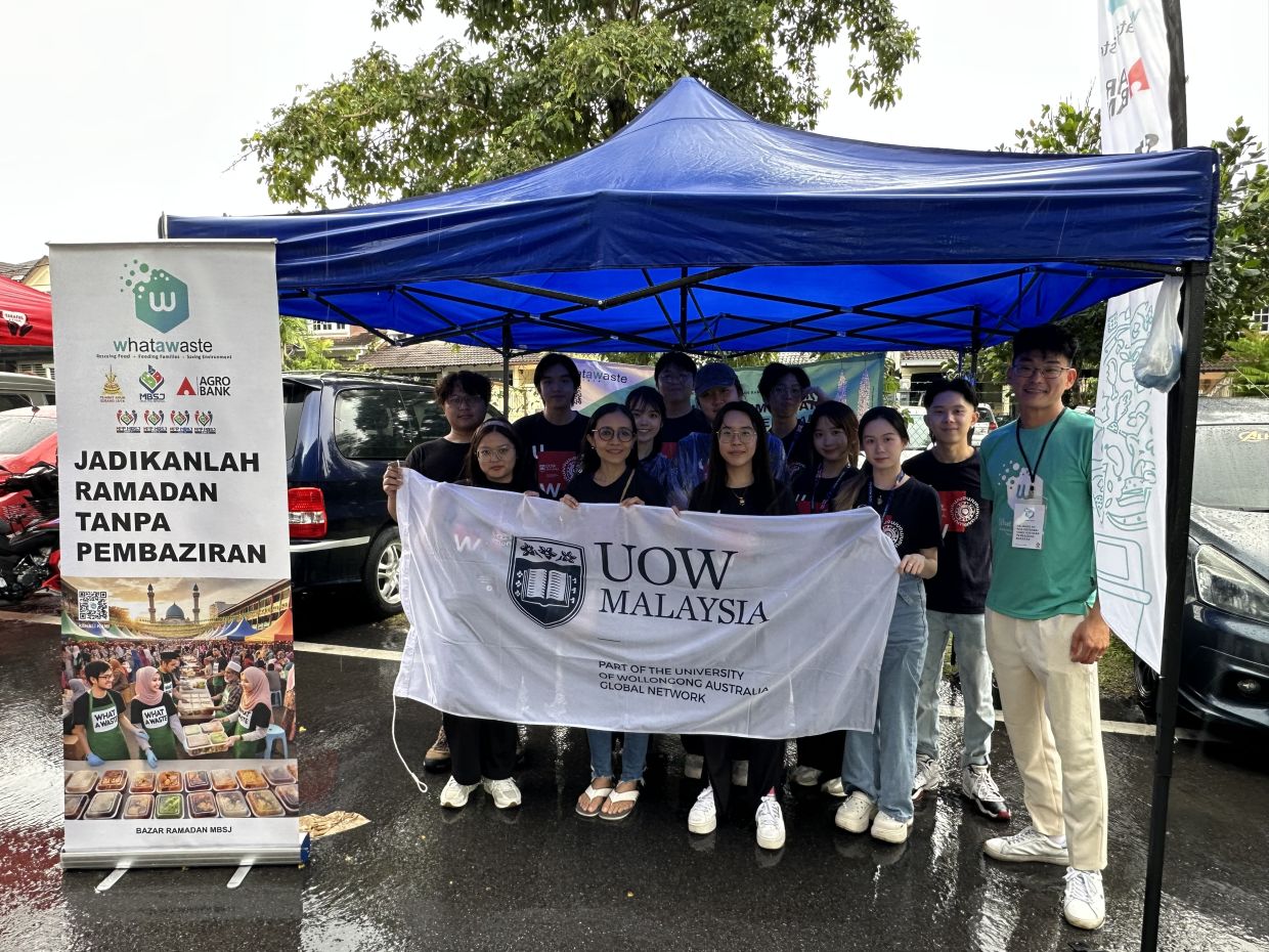 UOW Malaysia student volunteers at the “Rescue a Meal” campaign with Suzie (front row, second-left) and Chen (right, in green).