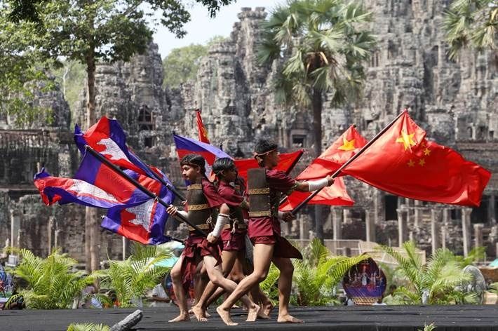 Khmer martial artists display the Cambodian and Chinese flags during the ‘Cambodia-China Martial Arts Performance’. - Photo: AKP